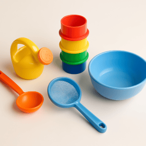 Zabawy z wodą dla dwulatka – przelewanie wody i kolorowe akcesoria do zabawy