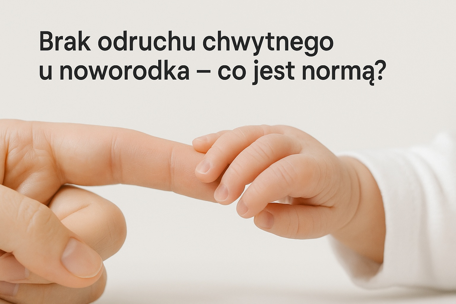Dłoń noworodka dotykająca palca mamy – temat: brak odruchu chwytnego u noworodka